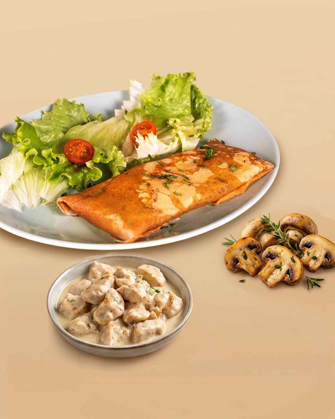 Chicken Alfredo — crêpe froment garnie de mozzarella râpée française, poulet à la crème, grana padano AOP et champignons de Paris poêlés