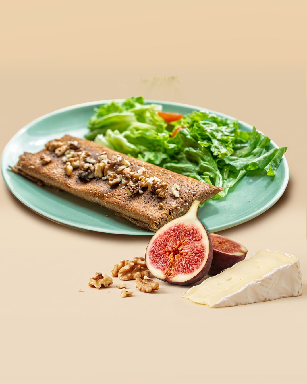Fig My Love — galette de sarrasin garnie de brie fondant, chutney de figues, emmental râpé français et noix croquantes
