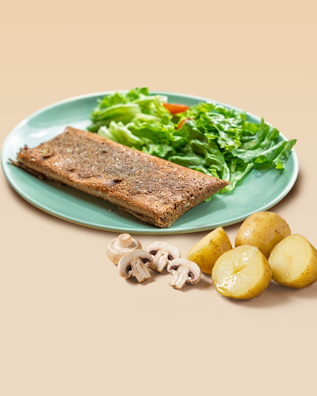 Truffée Forestière — galette de sarrasin garnie d'emmental râpé français, poulet crème sauce truffée, champignons de Paris poêlés et pommes de terre vapeur